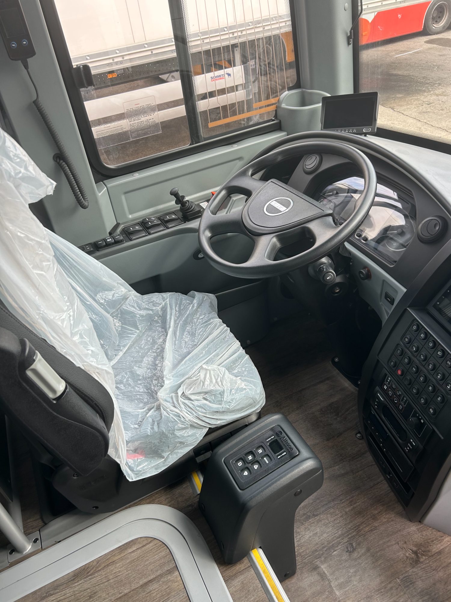 Puesto de conducción de autocar Isuzu tras la limpieza interior