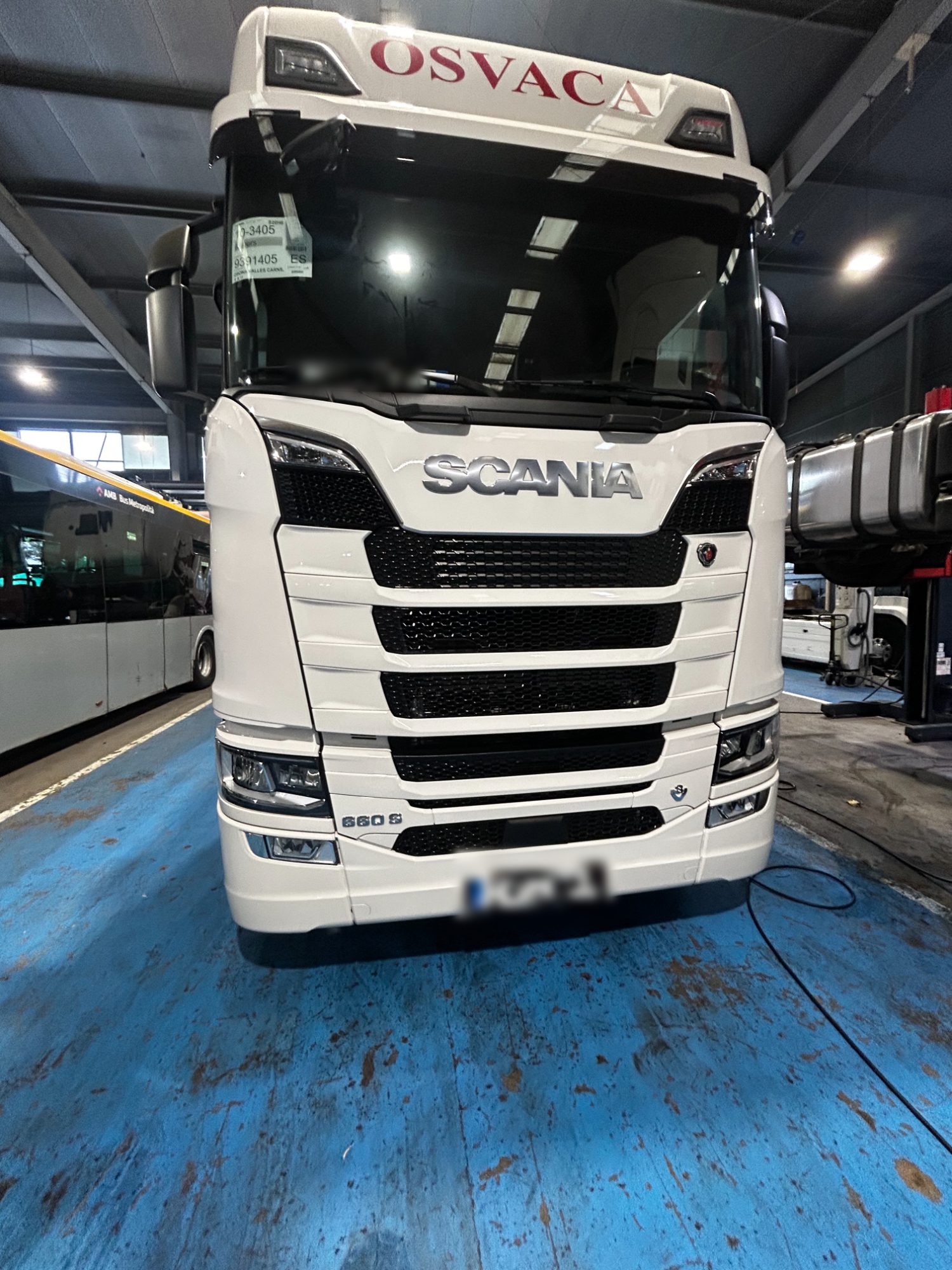 Scania blanca de transportes tras la limpieza exterior